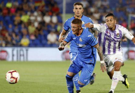 El centrocampista marroquí del Real Valladolid Anuar Mohamed (d) persigue el balón con el portugués Vitorino Antunes (i), defensa del Getafe CF, durante el partido correspondiente a la tercera jornada de LaLiga Santander.