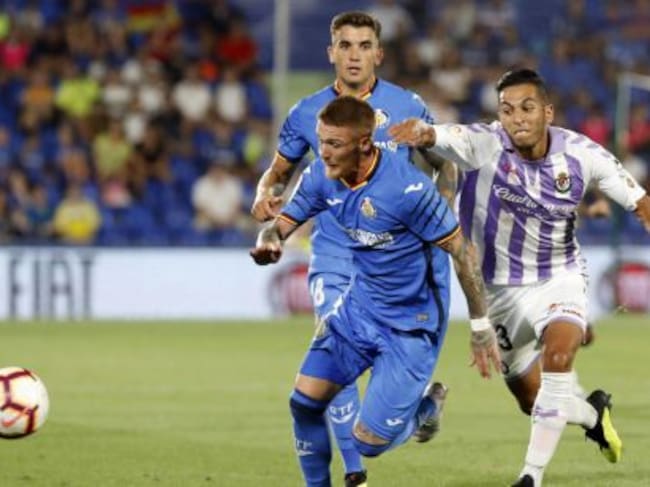 El centrocampista marroquí del Real Valladolid Anuar Mohamed (d) persigue el balón con el portugués Vitorino Antunes (i), defensa del Getafe CF, durante el partido correspondiente a la tercera jornada de LaLiga Santander.