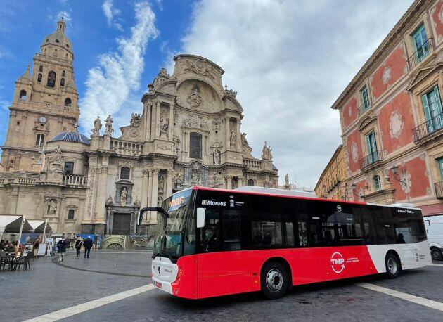 El &quot;rojo Murcia&quot; y el blanco son los colores identificativos del autobús a pedanías