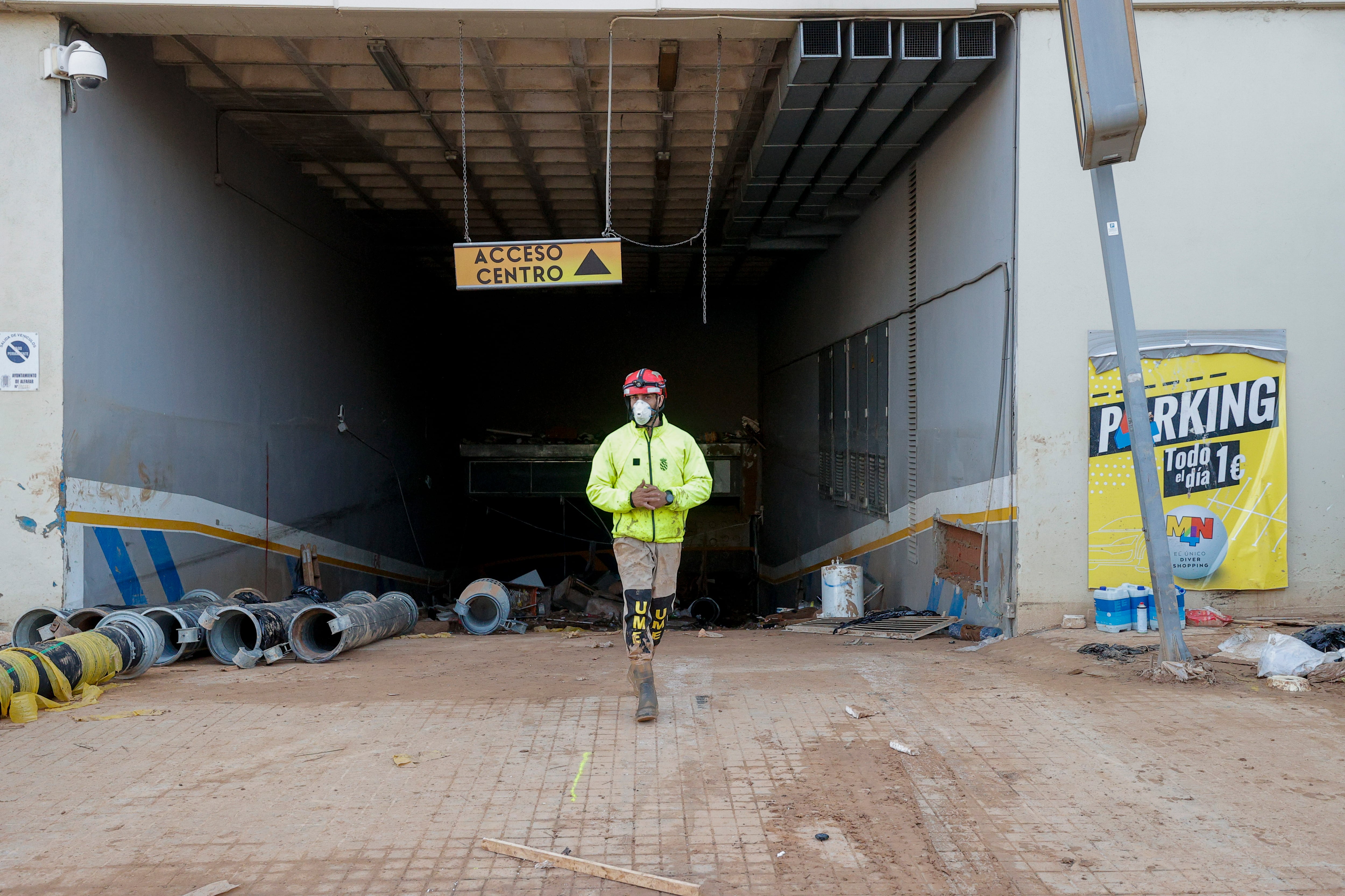 Un efectivo de la UME en el acceso al aparcamiento subterráneo del centro comercial MN4 donde continúan los trabajos de extracción de agua, en la localidad valenciana de Alfafar, este martes