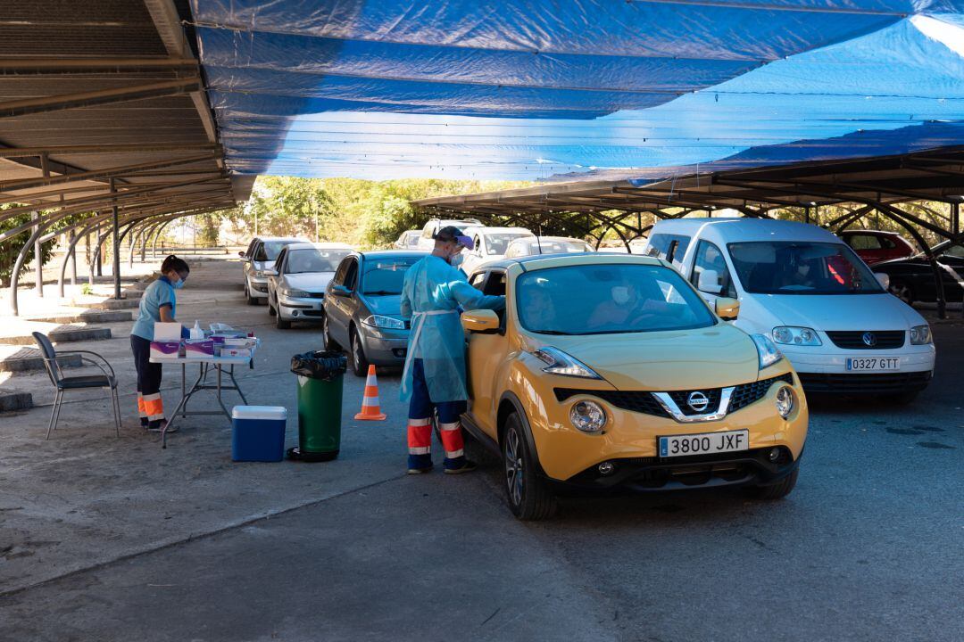 Realización de pruebas del test Covid-19 en el aparcamiento del Hospital Militar de Sevilla. 2 de septiembre 2020