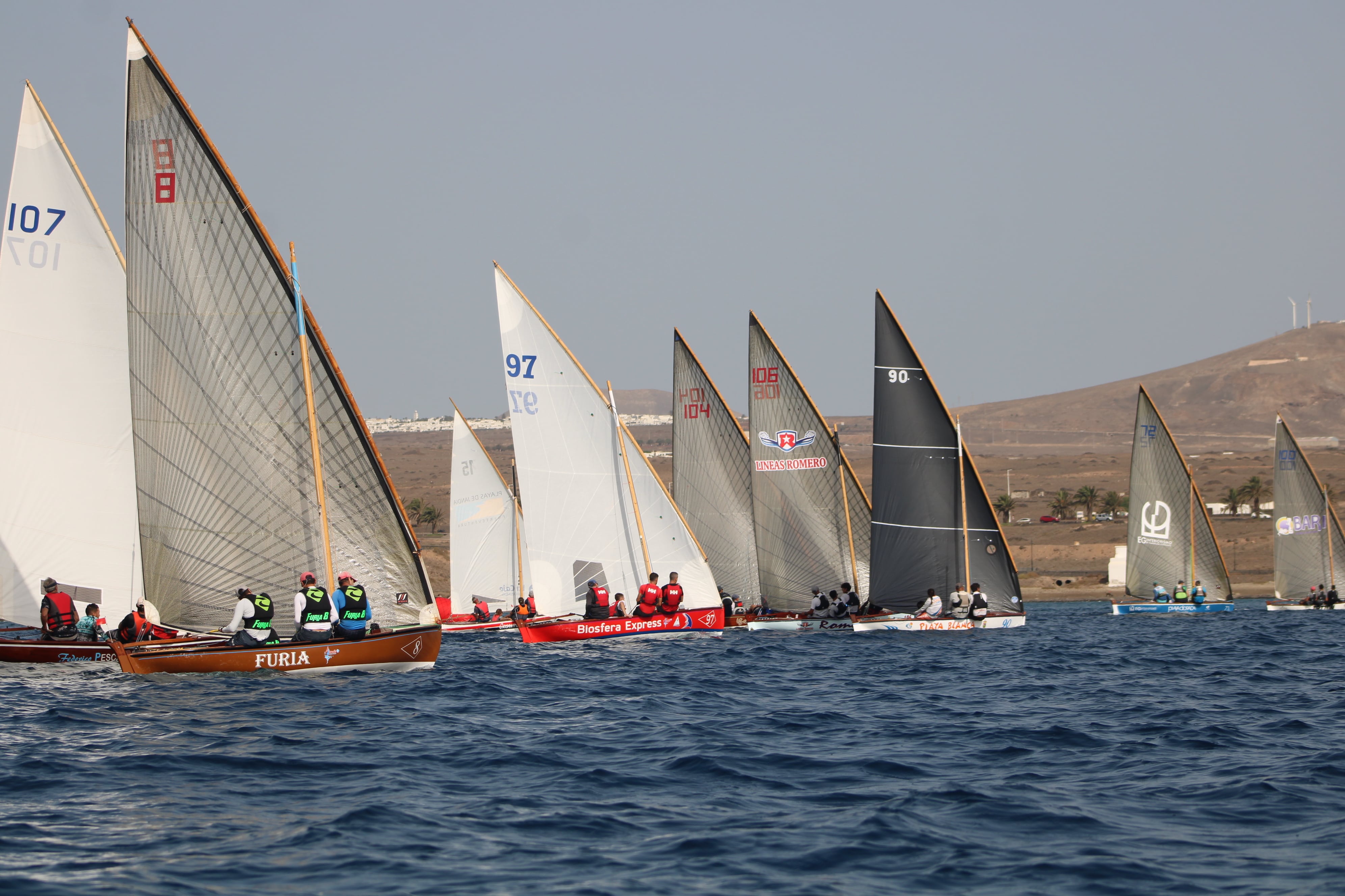 Una regata de vela latina.