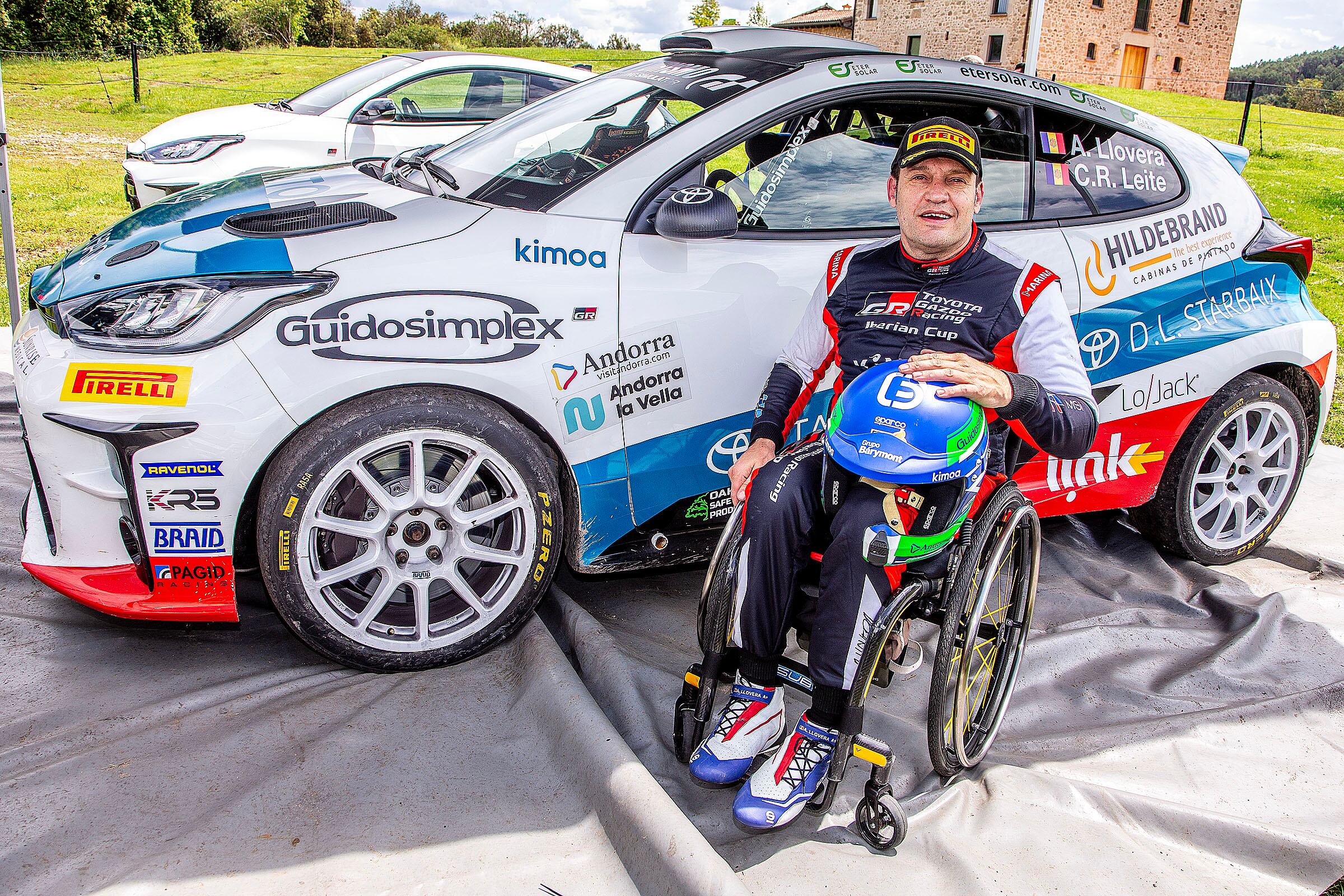 Llovera amb el seu cotxe.