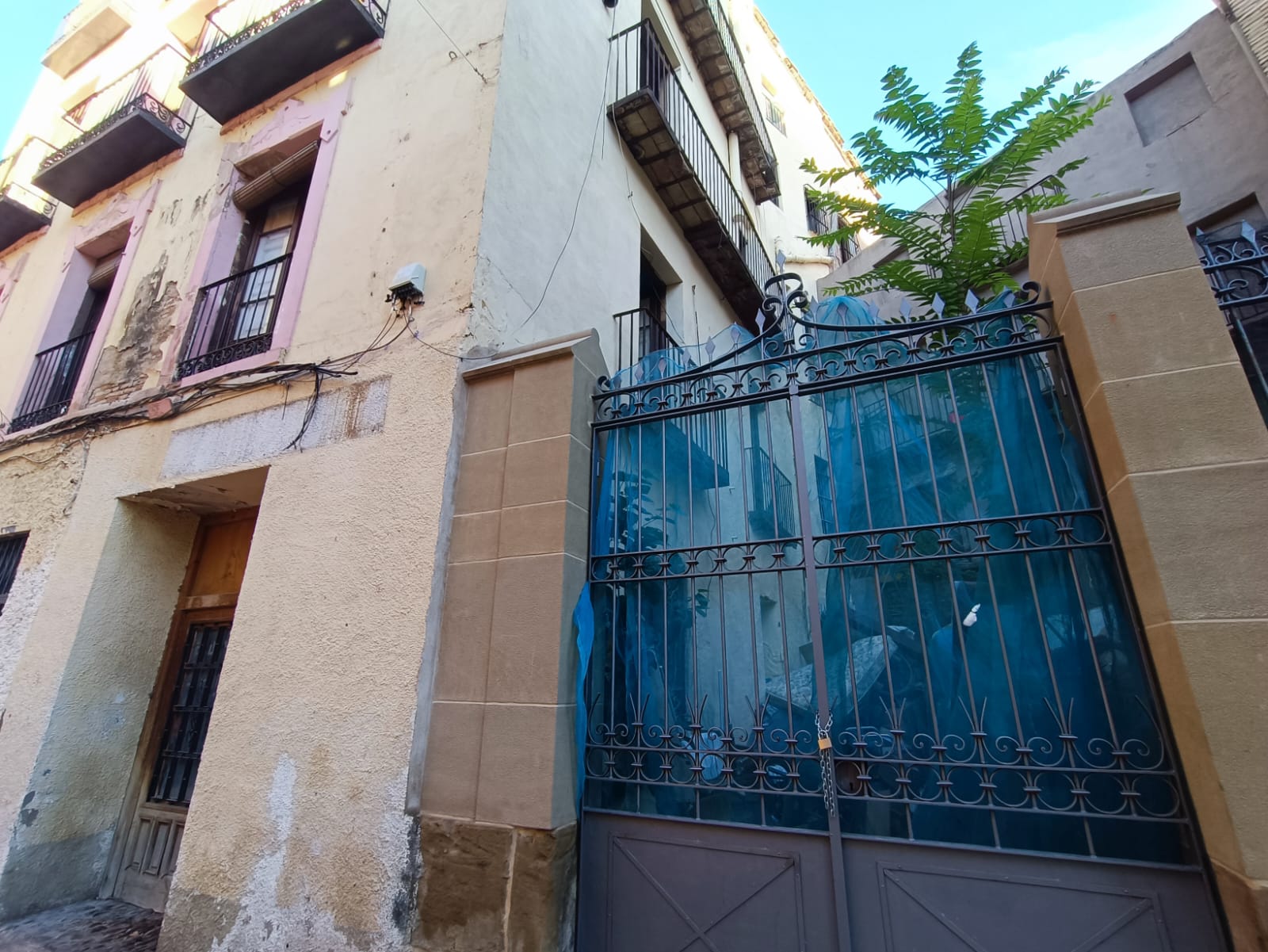 Trabajos de limpieza en el edificio de la calle Cortés