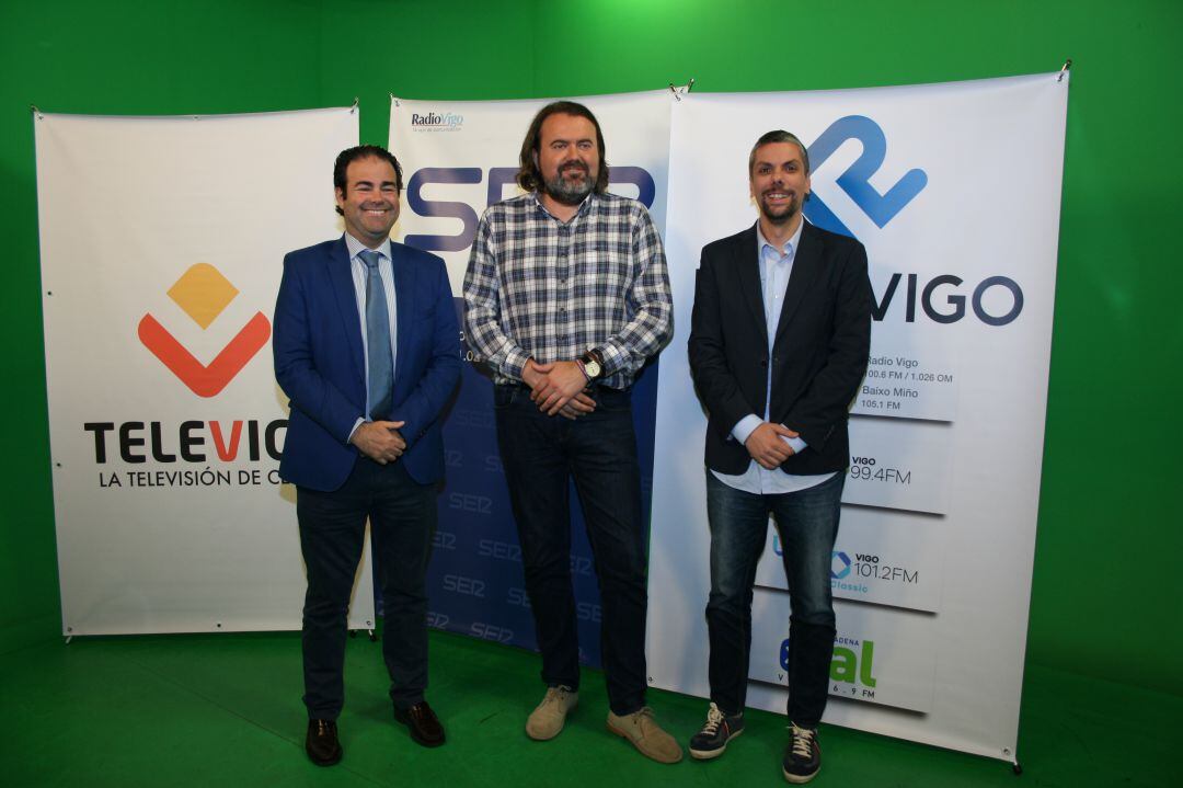 El director general de Radio Vigo, Eugenio González de Haz y Díaz-Castroverde y el periodista Jacobo Buceta acompañan al candidato de Marea de Vigo, Rubén Pérez