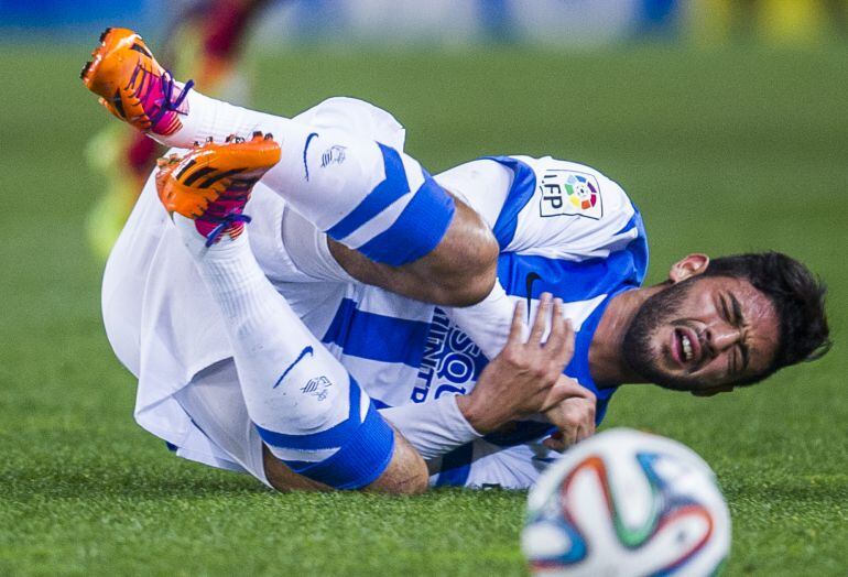 Carlos Vela se duele de un golpe durante un partido