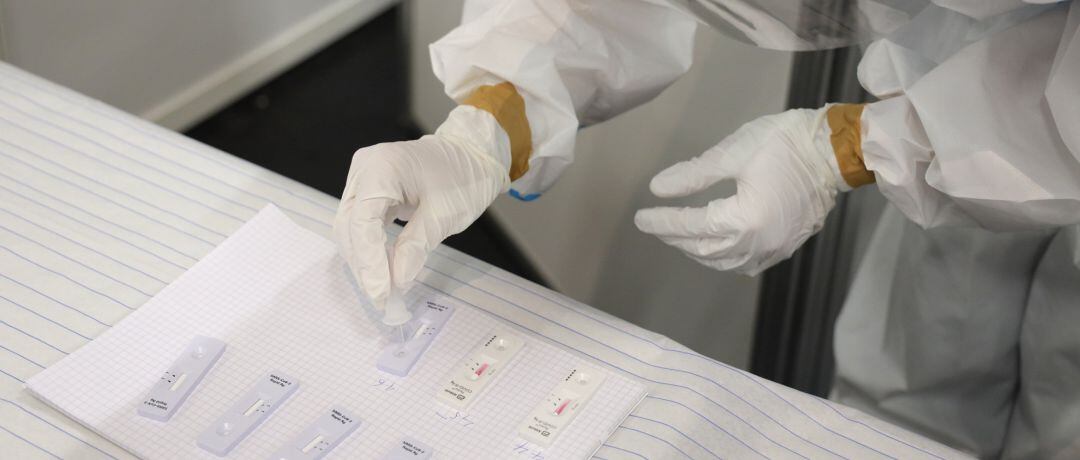 Un profesional sanitario comprueba los resultados de un test de coronavirus.