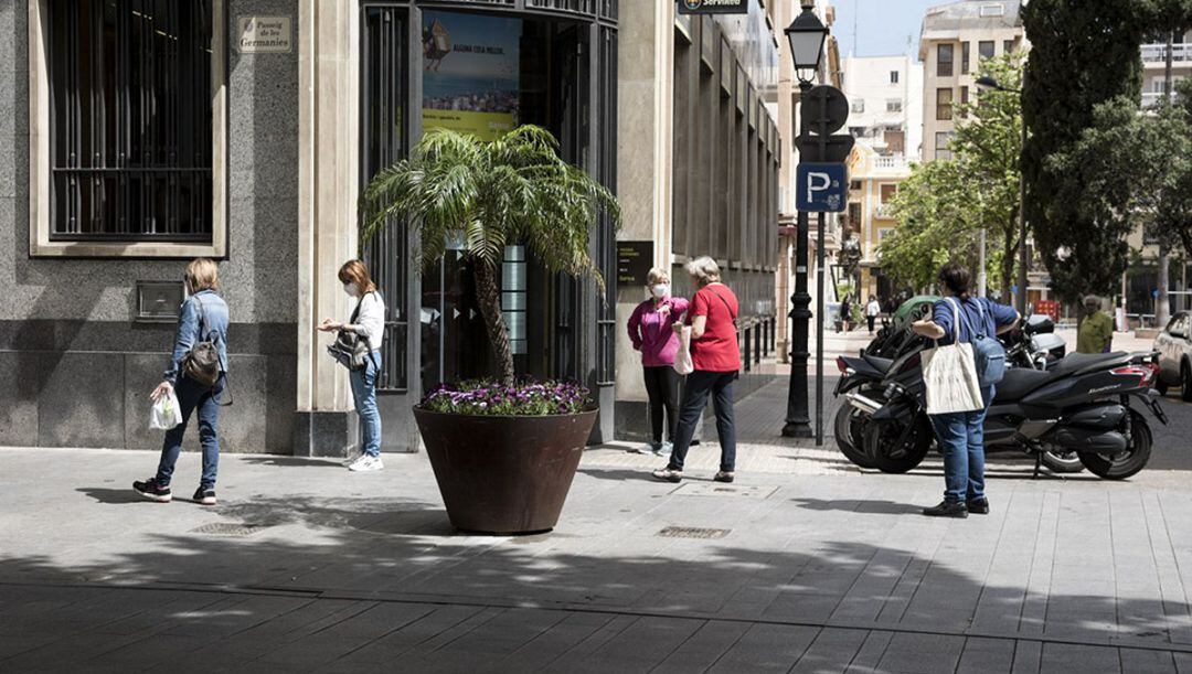 Colas en las puertas de una entidad bancaria de la ciudad de Gandia