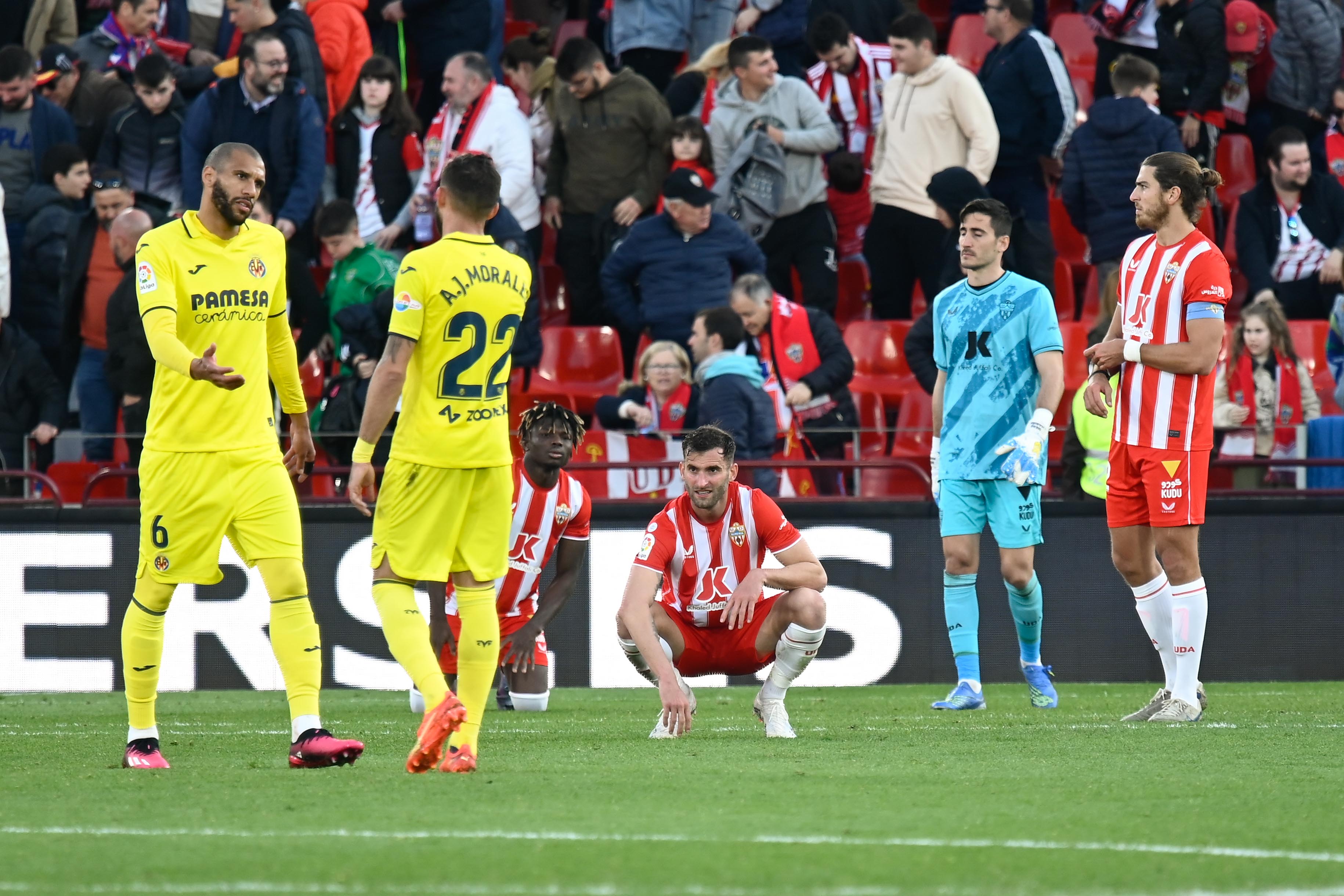 Decepción del Almería tras caer en el Mediterráneo.