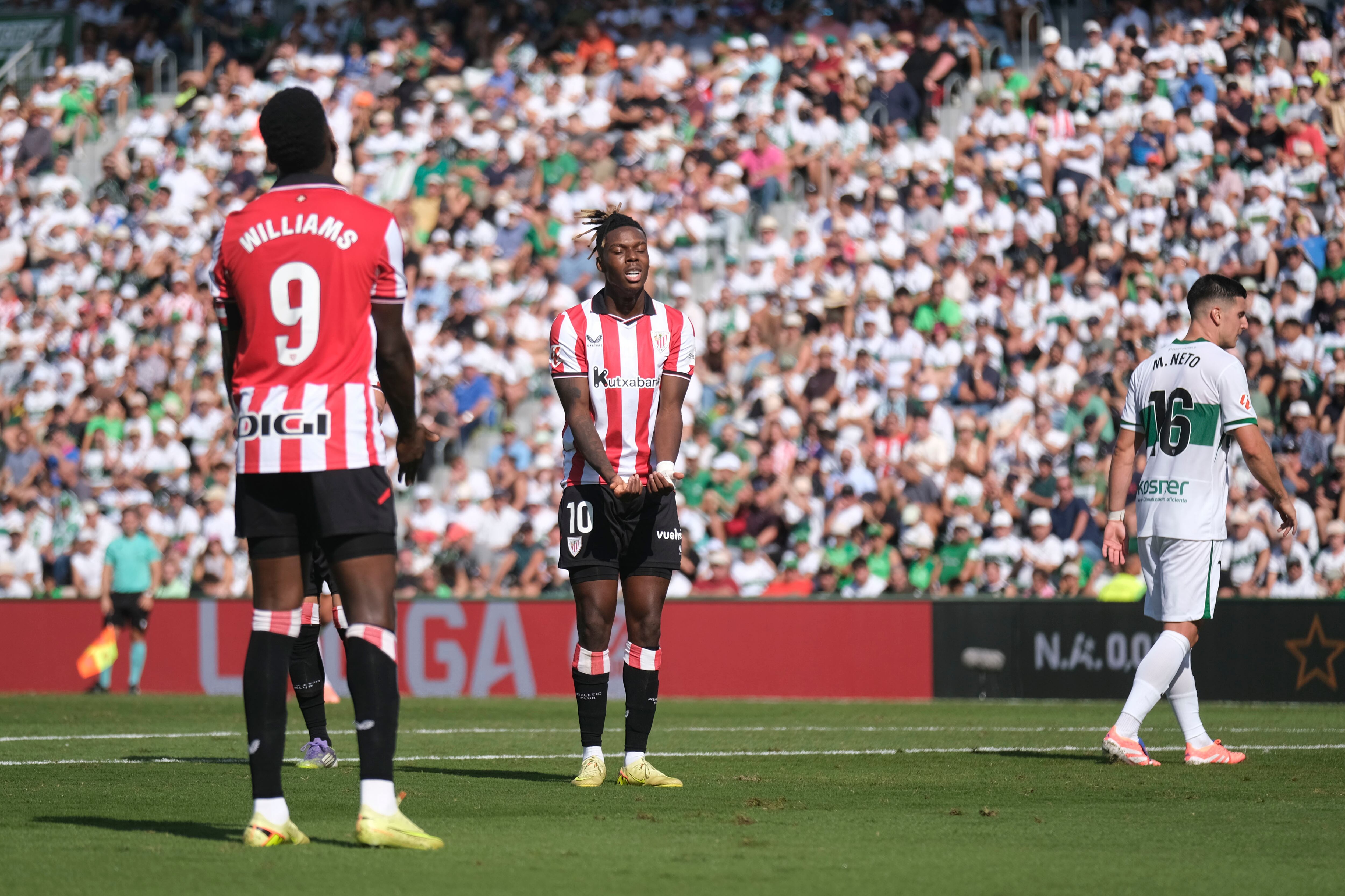 ELCHE, 19/10/2025.- El delantero del Athletic Nico Williams (c) lamenta una acción durante el partido correspondiente a la jornada 9 de LaLiga entre el Elche y el Athletic, este domingo, en el estadio Manuel Martínez Valero de Elche. EFE/ Pablo Miranzo