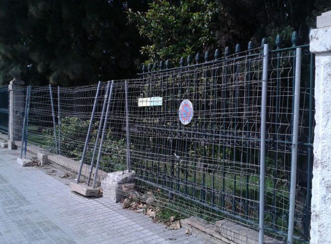 La valla provisional que sustituye la reja histórica tras el accidente de diciembre de 2013