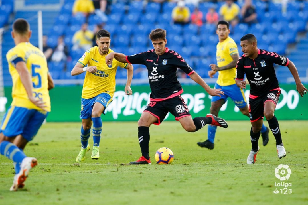 Undabarrena trata de jugar el balón en presencia de varios contrarios