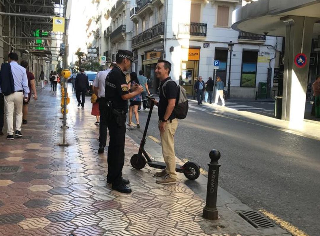 Desde el pasado lunes 23 de septiembre, la Policía Local de València multa a los conductores de patinetes eléctricos que incumplen la Ordenanza de Movilidad del Ayuntamiento de València