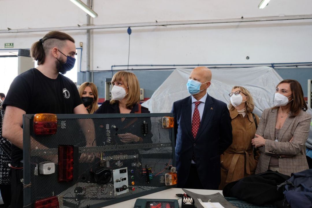 La ministra de Educación, Pilar Alegría y el consejero de Educación, Javier Imbroda en su visita al IES Jesús Marín 