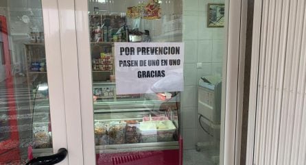 Un cartel en la puerta del establecimiento avisa a los clientes de las medidas de prevención frente al coronavirus