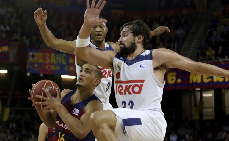 Peno, ante el base Sergio Llull y Anthony Randolph 