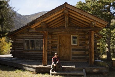 Lupita Peckinpah en la cabaña en la que vivió su padre en Montana