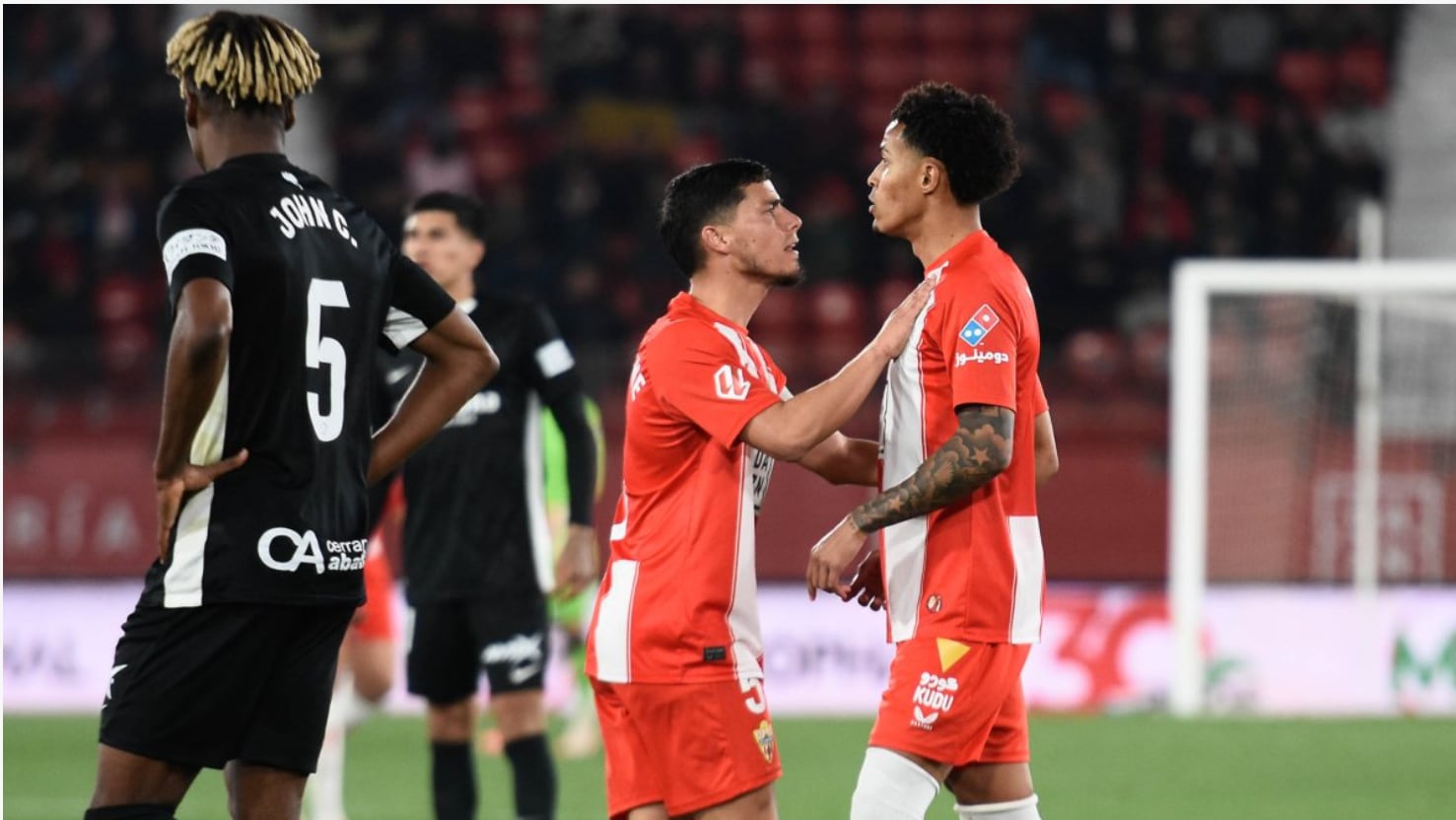 Lucas Robertone tranquilizando a Lázaro Vinicius, que seguía discutiendo con Luis Suárez.