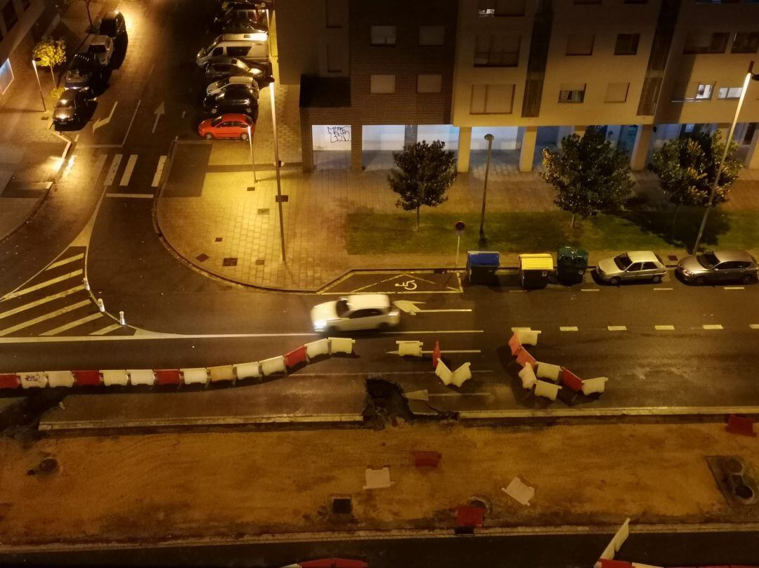 El viento ha desplazado algunas vallas de obra en Bulevar de Salburua