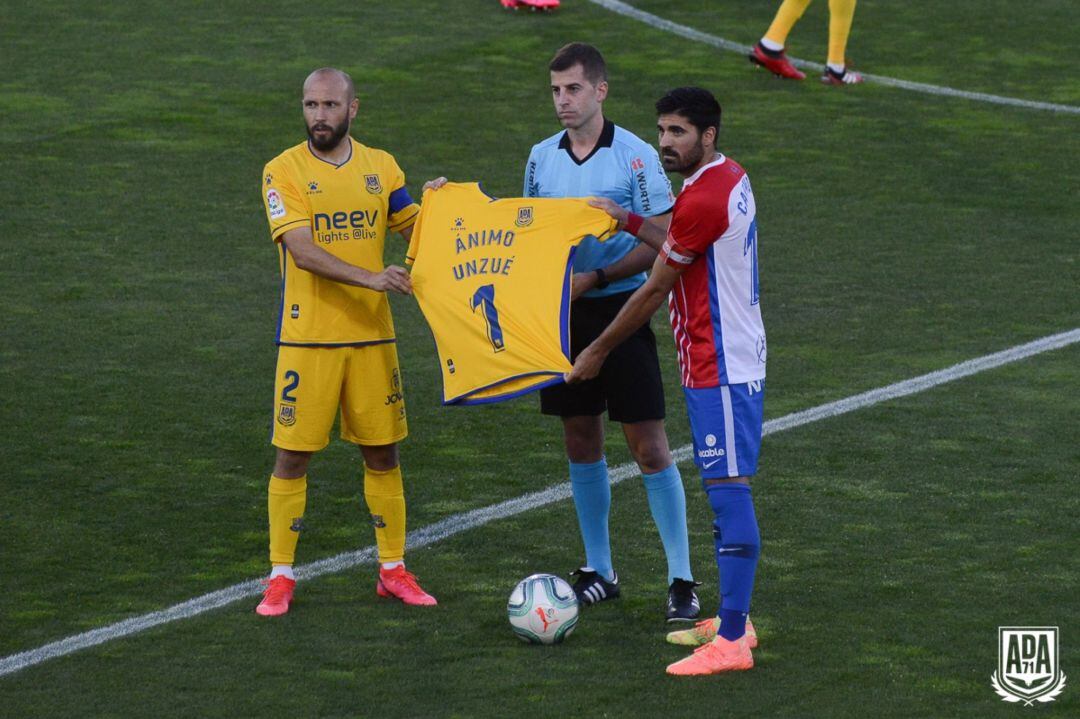 Homenaje a Unzué antes del partido entre Alcorcón y Sporting