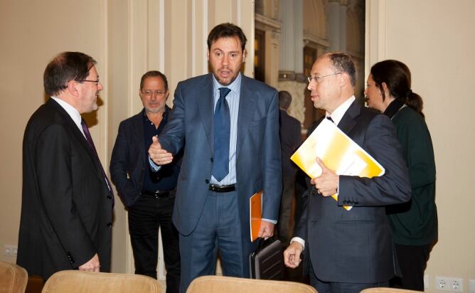 Oscar Puente (PSOE) en el centro de la imagen, conversando con Alfredo Blanco (PP) y Valentín Merino (secretario municipal). Detrás, Manuel Saravia