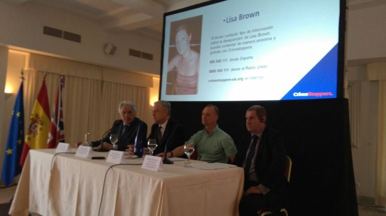 El embajador de Reino Unido ha acudido a la zona a dar su versión sobre los hechos.