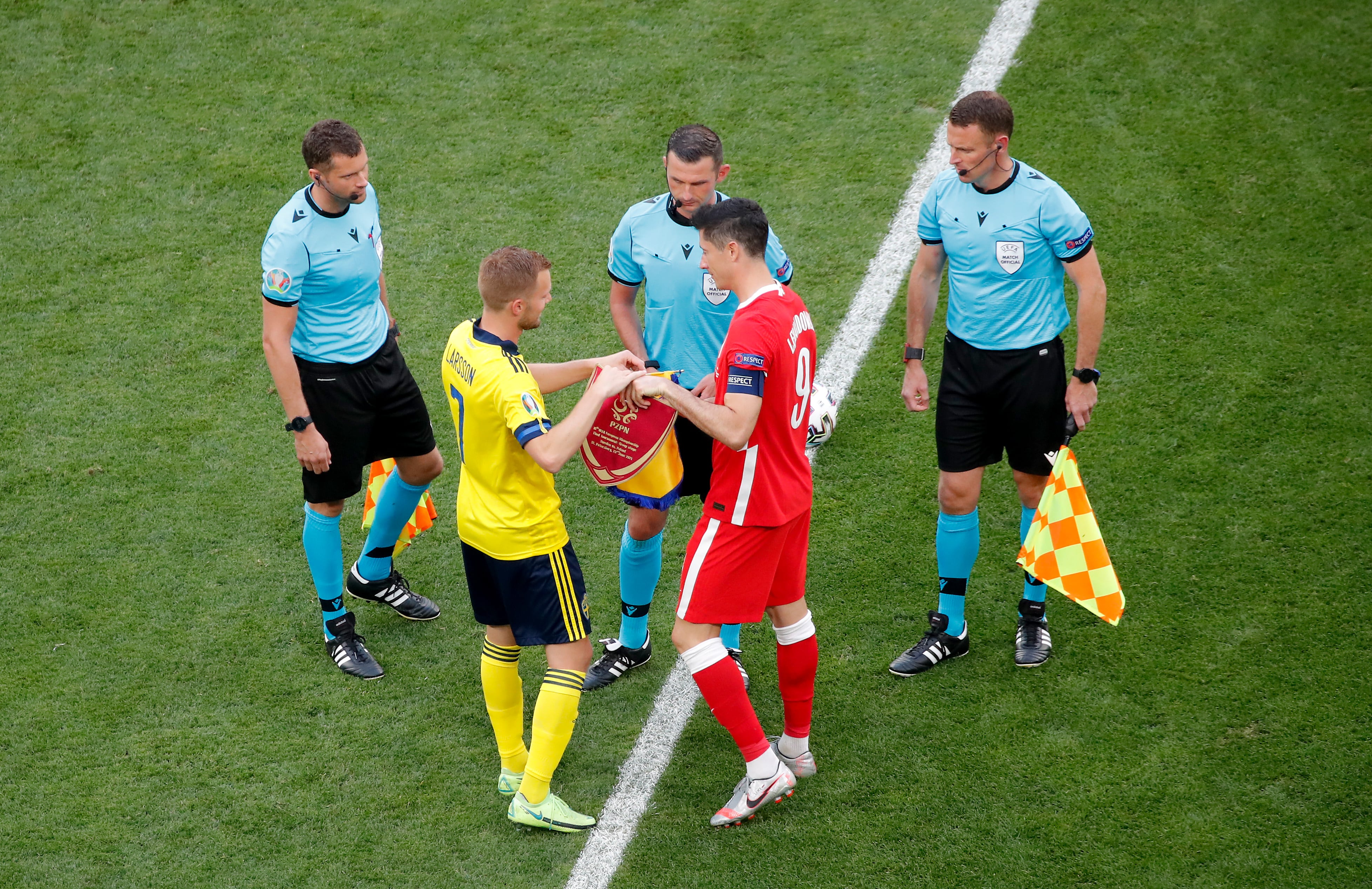 Sebastian Larsson y Robert Lewandowski en un partido de la EURO 2020 entre Suecia y Polonia