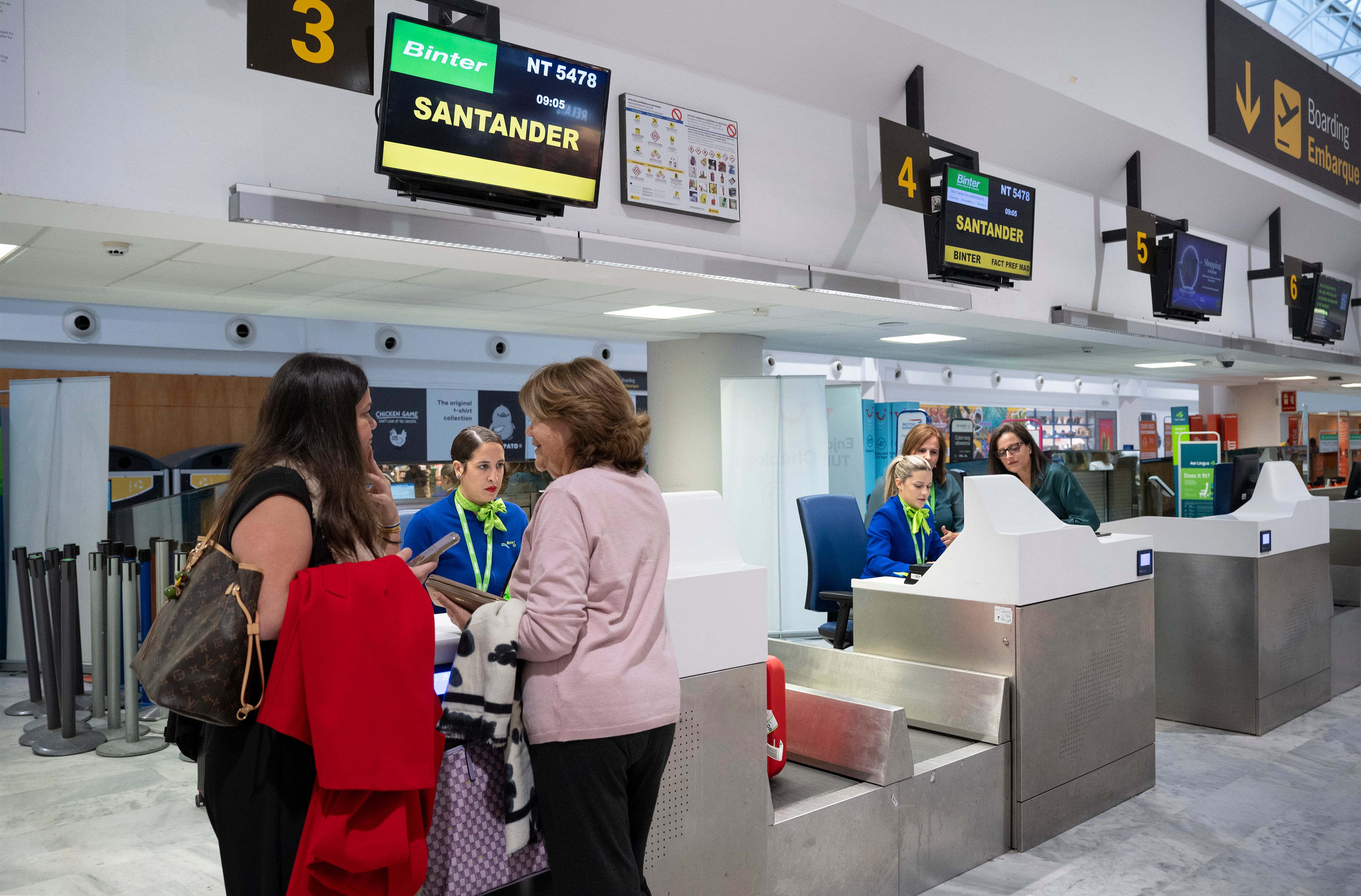 GRAFCAN2043. SAN BARTOLOMÉ (LANZAROTE), 31/03/2026.-La compañía aérea canaria Binter ha inaugurado este martes en el aeropuerto César Manrique el vuelo directo entre Lanzarote y Santander, primera ruta nacional desde una isla no capitalina. En la imagen unas pasajeras en el mostrador de embarque. EFE/Adriel Perdomo