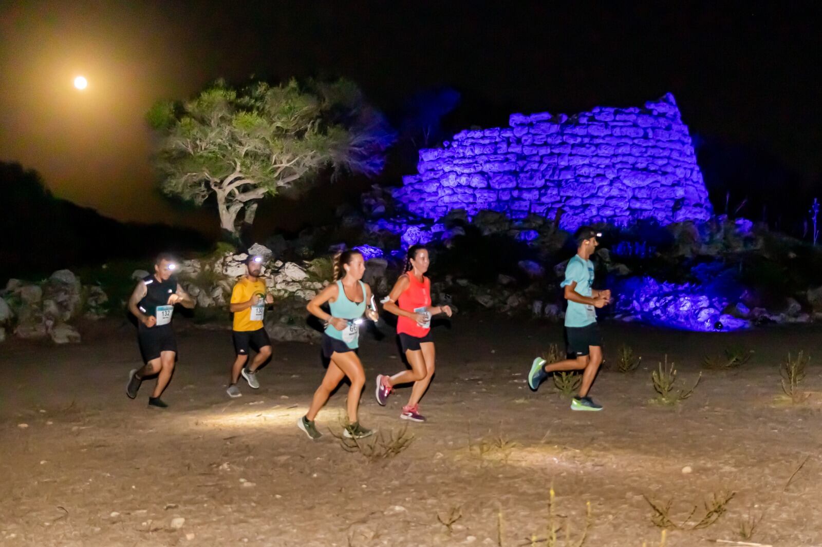 La prova nocturna permet veure parts del patrimoni històric de l'illa sota una llum diferent.