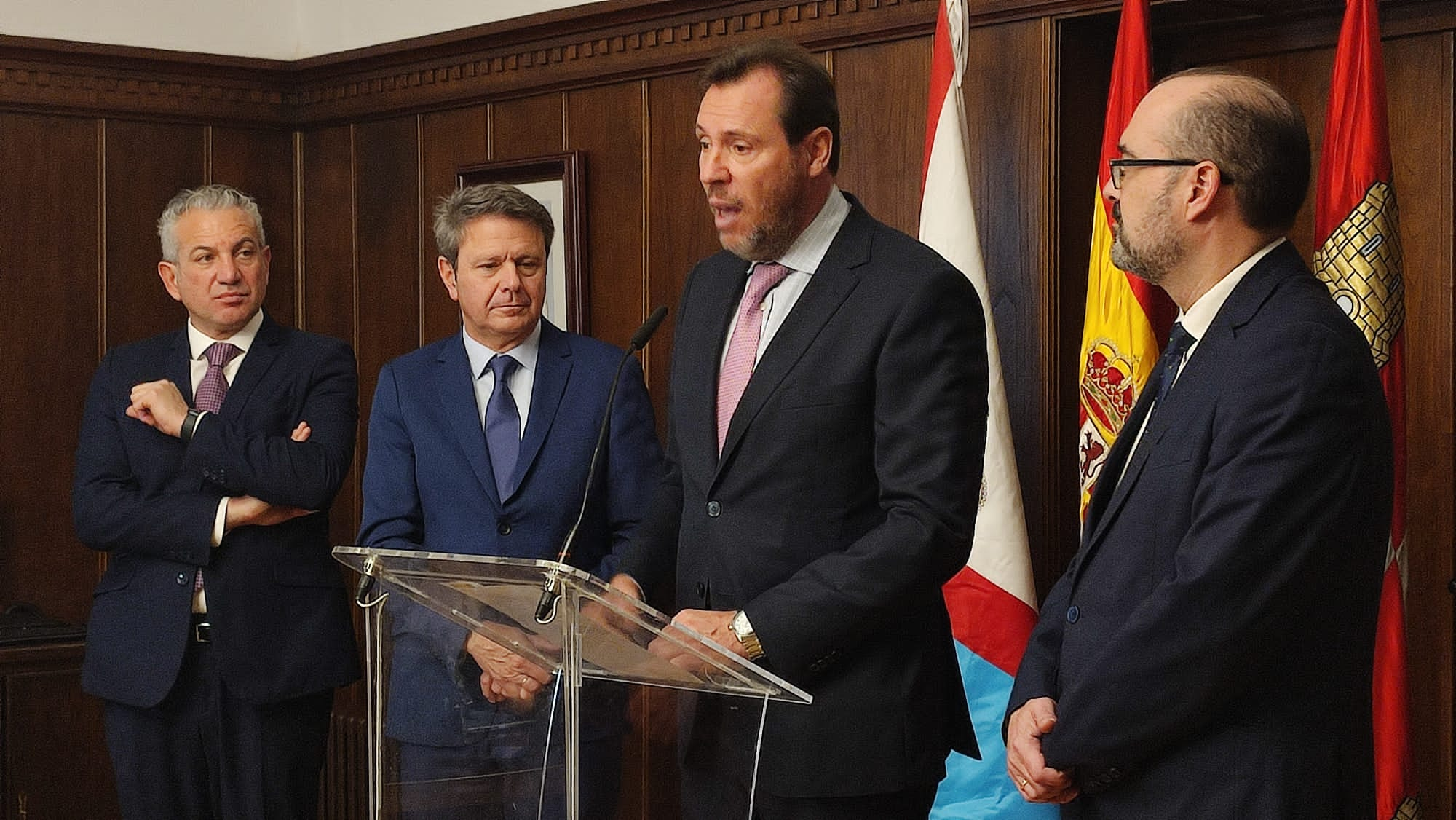 Óscar Puente durante su visita al Ayuntamiento de Ponferrada