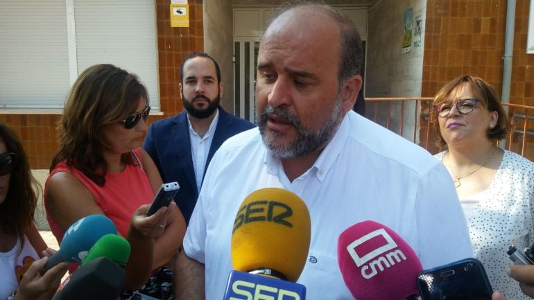 José Luis Martínez Guijarro atiende a un grupo de periodistas en Puertollano