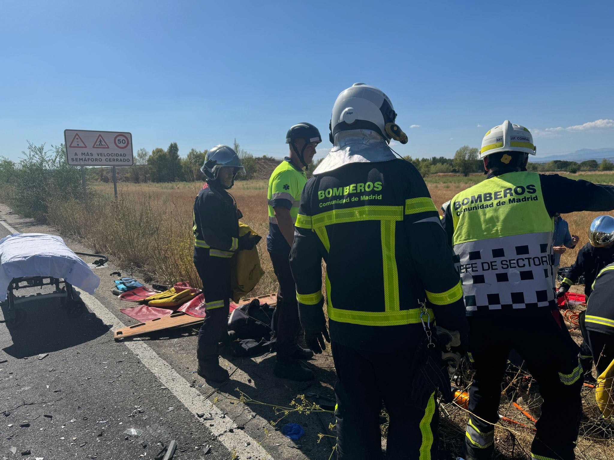 Tres heridos, uno de ellos atrapado, tras un choque de una furgoneta y un turismo en Fuente El Saz de Jarama