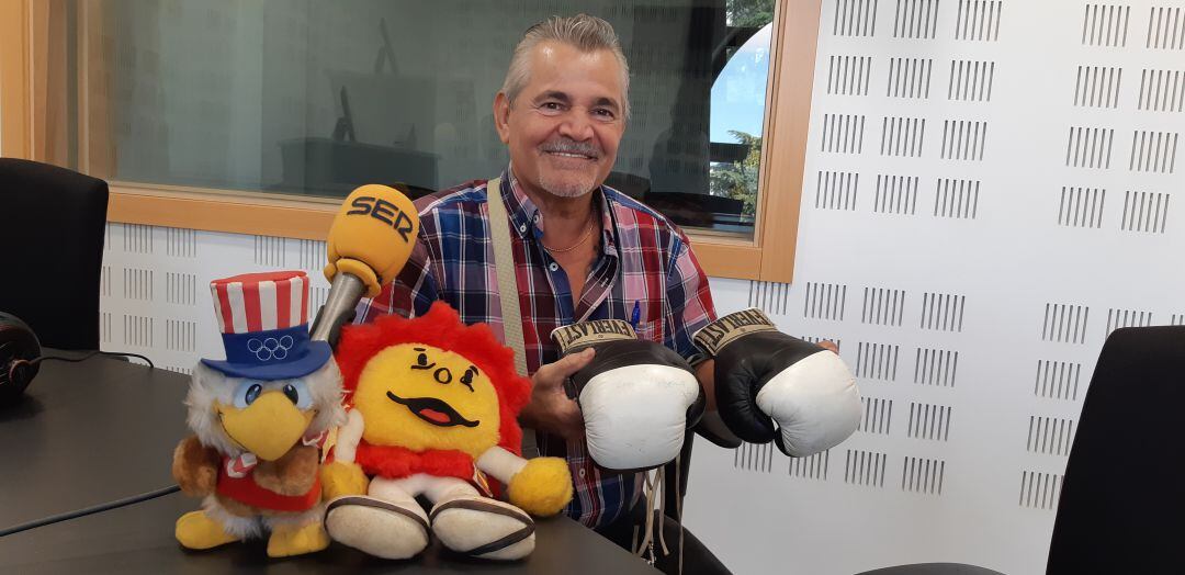 Agapito Gómez junto a las mascotas de los JJOO (Sam), de la delegación española (Solete) y los guantes con los que combatió firmados por Evander Holyfield.