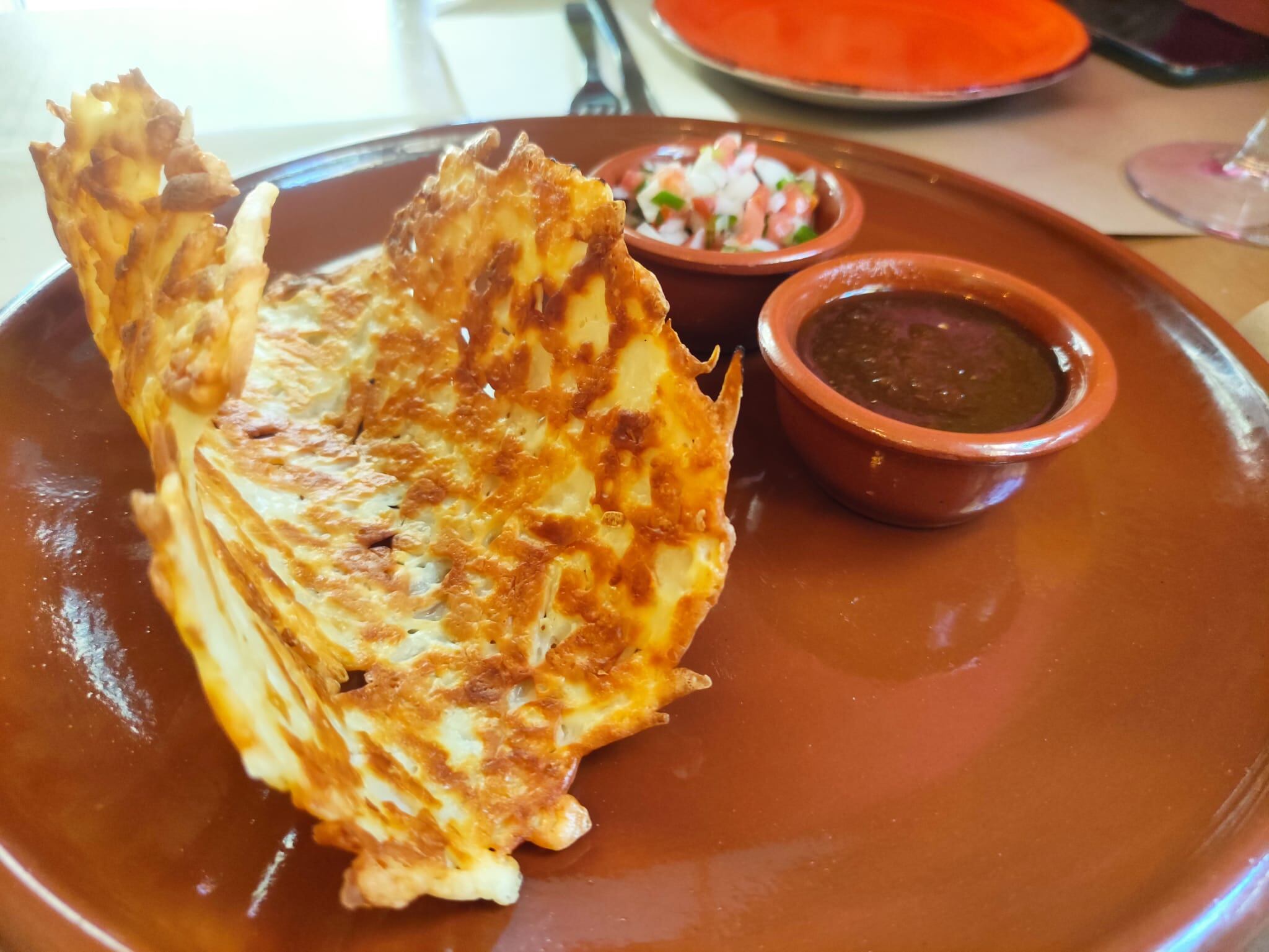 Chicharrón de queso con salsas