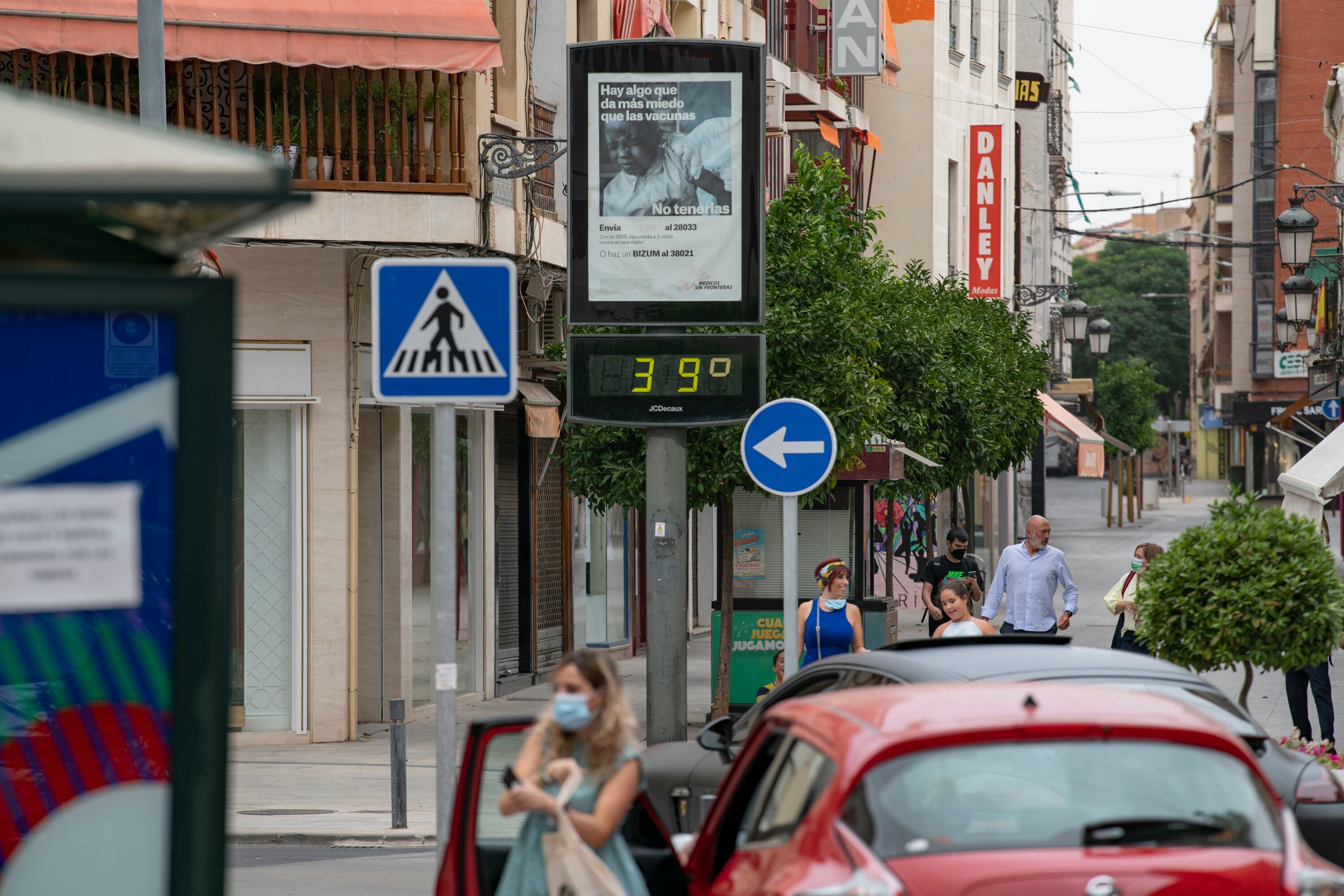 Imagen de archivo en la que un termómetro situado en la calle Postas de Ciudad Real indica una temperatura de 39 grados.