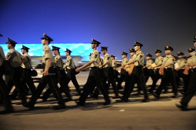 Guardias de seguridad chinos abandonan el estadio nacional, también conocido como el nido de pájaro