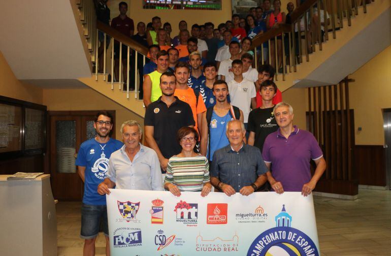 La alcaldesa de Miguelturra Victoria Sobrino, ha recibido oficialmente a los participantes en el Campeonato Nacional de Voley Playa Masculino Sub-19