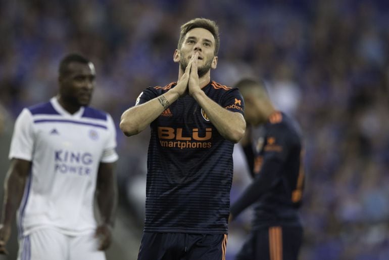 JS001. LEICESTER (REINO UNIDO), 01082018. Alvaro Medran del Valencia reacciona tras perder una oportunidad de gol hoy, miércoles 1 de agosto de 2018, durante un partido amistoso de pre-temporada entre el Leicester City y el Valencia, en Leicester (Reino U