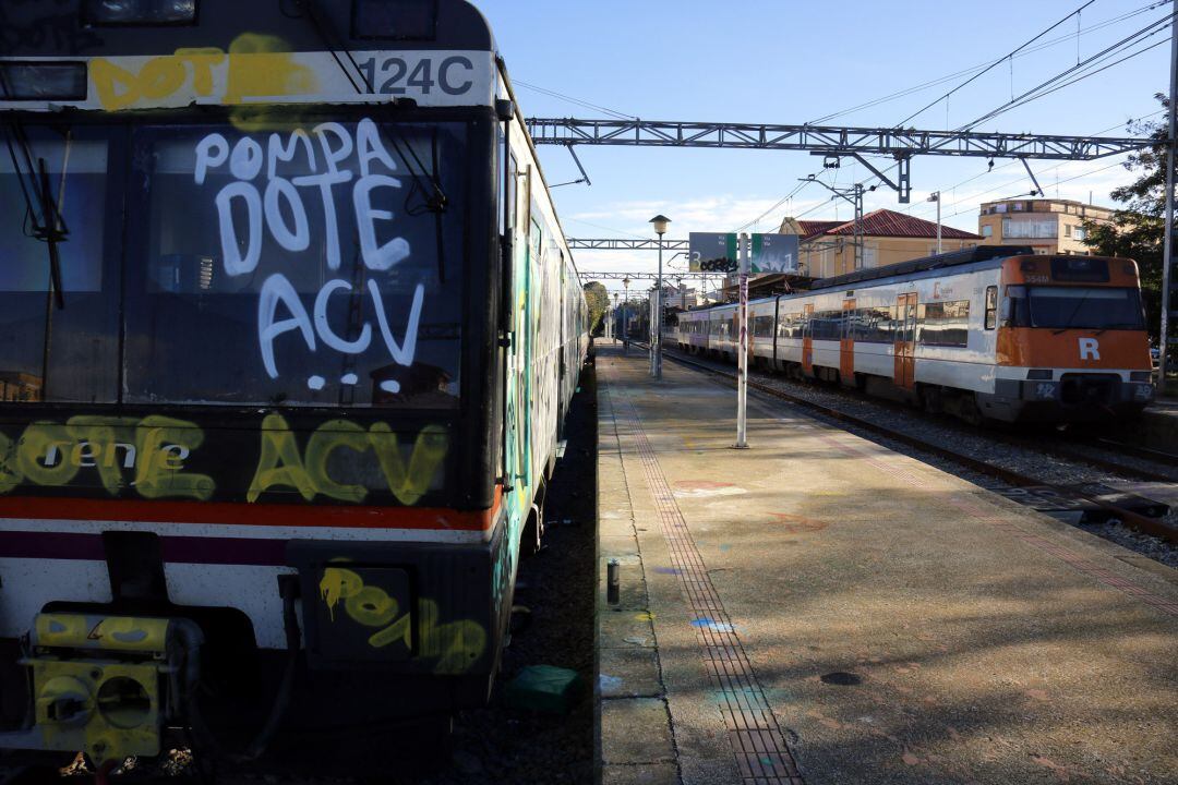 Pla general on es pot veure el tren de la R12 estacionat a Cervera que no ha pogut sortir perquè uns grafiters l'han pintat mentre arriba un altre tren de la mateixa línia en direcció Barcelona, el 7 de novembre de 2018.