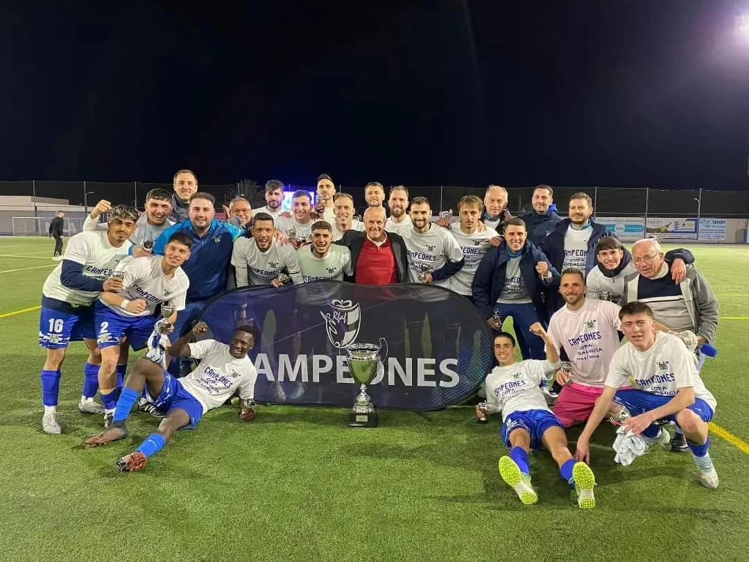 Los jugadores celebrando el triunfo.