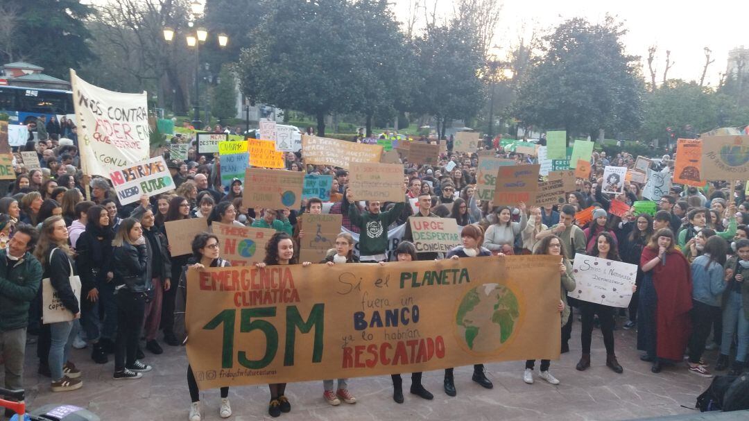 Concentración en la plaza de la Escandalera de Oviedo para reclamar medidas contra el cambio climático, convocada por el movimiento juvenil internacional Fridays for future en Asturias