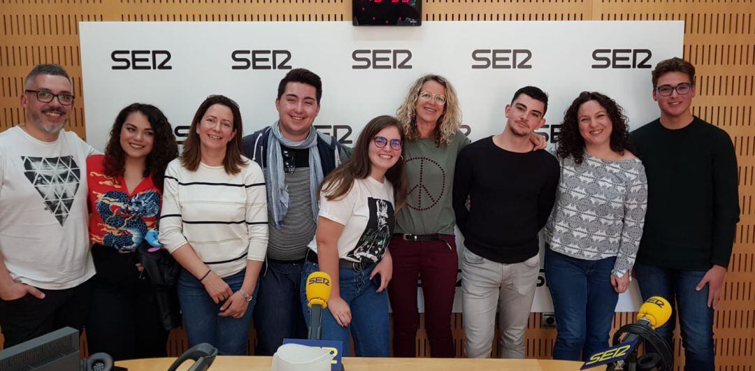 Las profesoras Laura López y Paqui Vicente, acompañadas de los alumnos que han participado en Hoy por hoy junto con los dos conductores del programa, Paco y Maica Sánchez