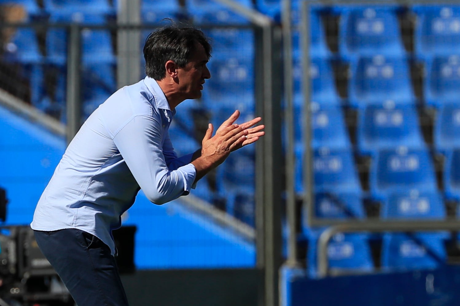 GETAFE (C.A. DE MADRID), 30/09/2023.- El técnico del Villarreal &quot;Pacheta&quot; espolea a sus jugadores durante el partido de la octava jornada de Liga de Primera División disputado este sábado en el Coliseum Alfonso Pérez de Getafe. EFE/Fernando Alvarado
