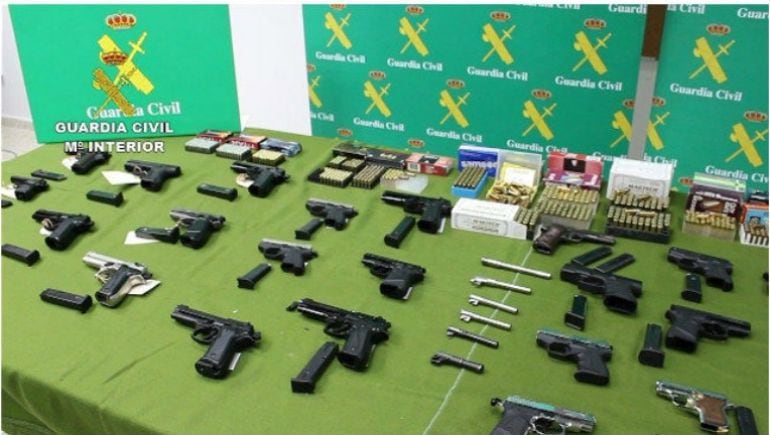 Combo de fotografías facilitadas por la Guardia Civil que ha detenido a treinta personas pertenecientes a una organización criminal dedicada a la adquisición y venta de armas de fuego por internet