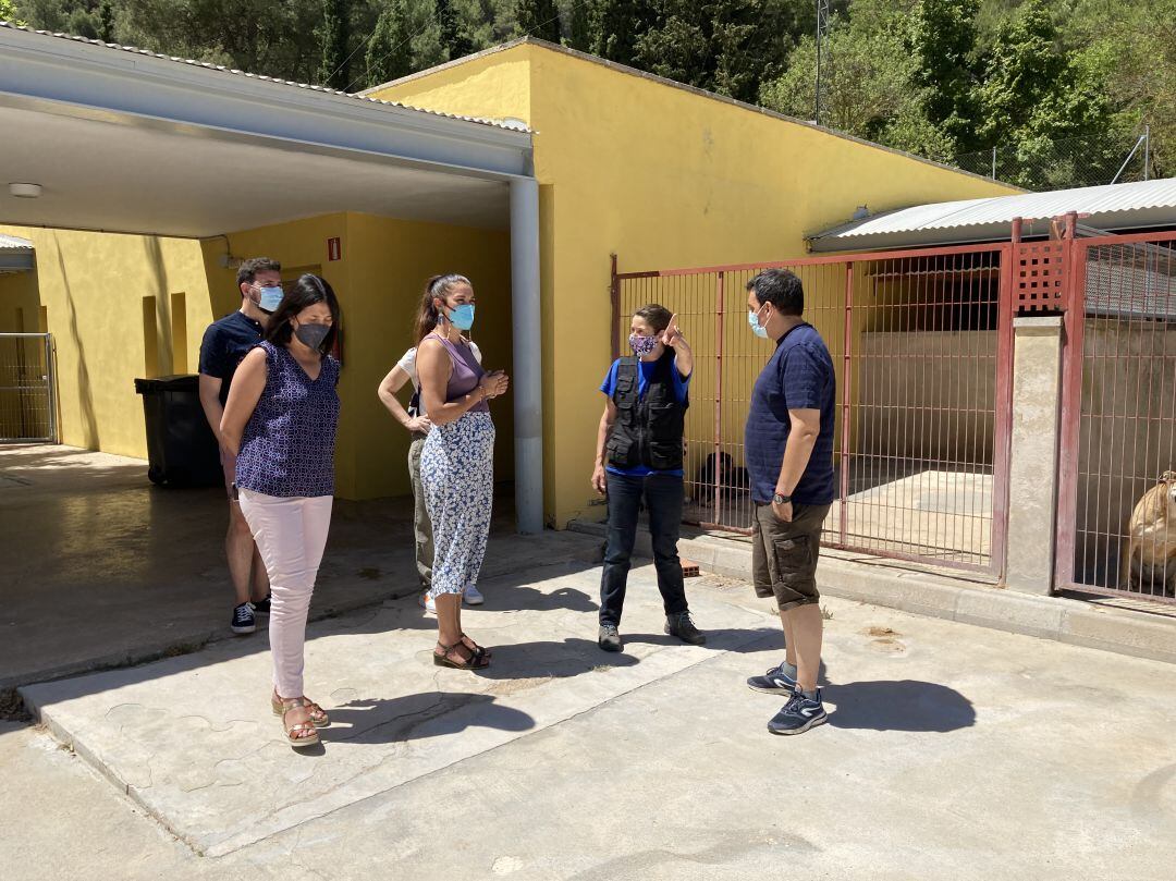 La consellera Mireia Mollà, al centro de la imagen, en su visita a la protectora de animales en Alcoy