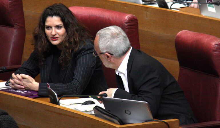 La diputada de Podem Fabiola Meco conversa amb el síndic del seu grup Antonio Montiel durant el ple de les Corts Valencianes. Horitzontal.