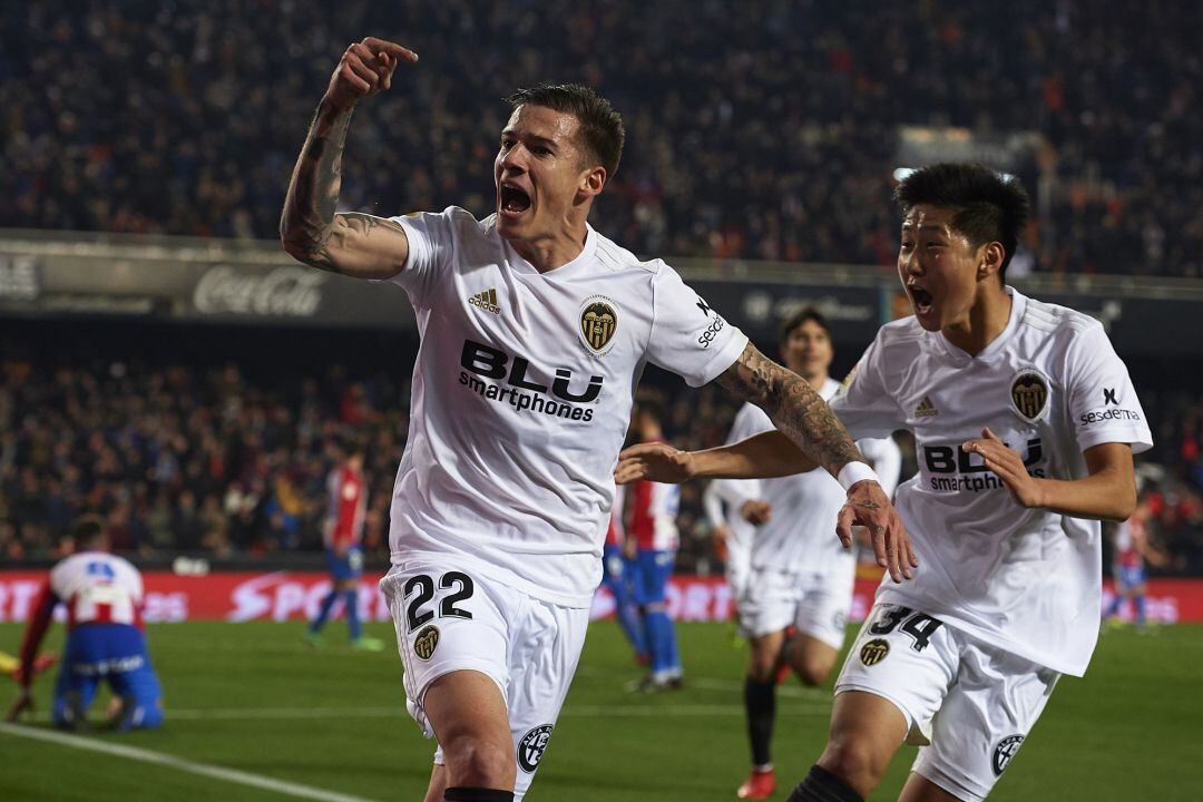 VALENCIA, SPAIN - JANUARY 15: Santi Mina of Valencia CF celebrates after scoring his sides first goal with his teammate Kangin Lee during the Copa del Rey Round of 16  second leg match between Valencia CF and Sporting Gijon at Estadio Mestalla on January 15, 2019 in Valencia, Spain. (Photo by Manuel Queimadelos Alonso, Getty Images)