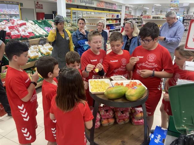 Los niños y niñas del DiverBalonmano en Supermercados Altoaragón