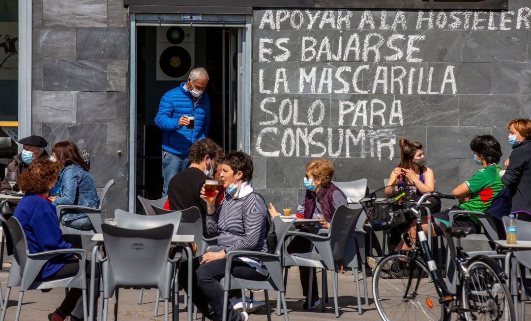 Una pintada invita a cumplir con el uso de la mascarilla en un bar de Vitoria