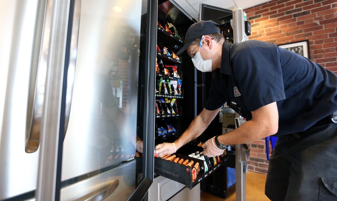 Reponedor de una máquina de vending, en una imagen de archivo